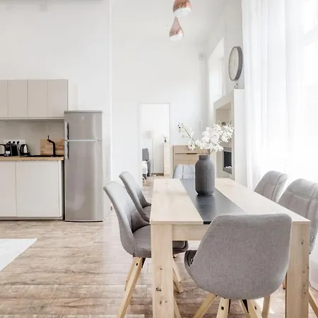 Acacia Apartment *