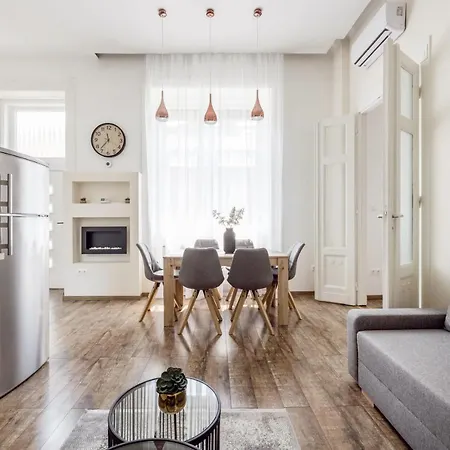 Acacia Apartment *