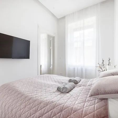 Acacia Apartment *