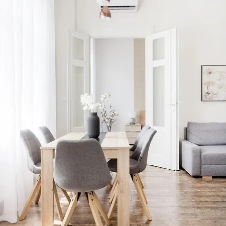 Acacia Apartment